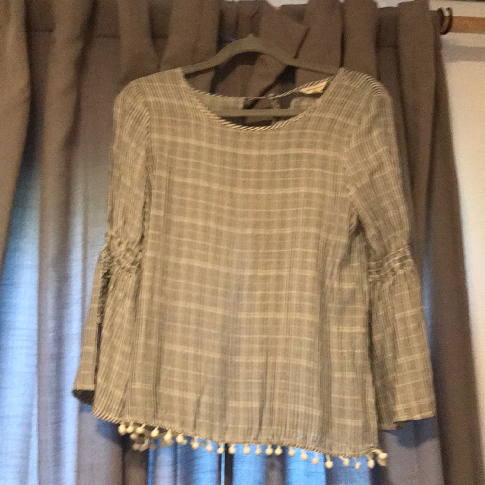a quarter sleeve shirt